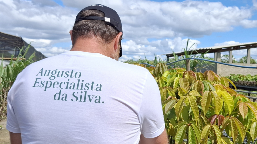 Especialista da Silva avaliando mudas.